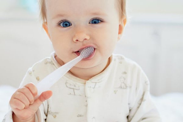 À partir de quand mon bébé a-t-il besoin d’une brosse à dents ?