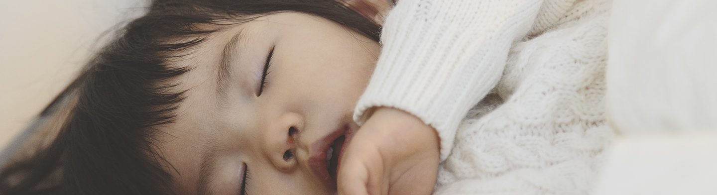Comment aider bébé à faire ses nuits grâce à des techniques complémentaires ? cover