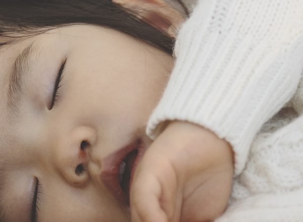 Comment aider bébé à faire ses nuits grâce à des techniques complémentaires ?