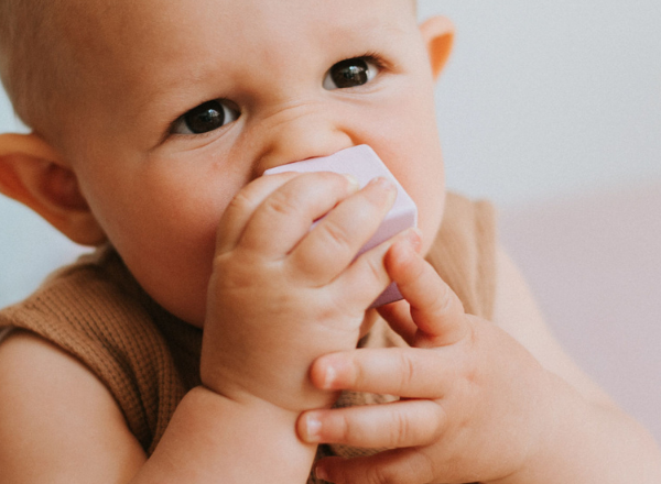 Poussée dentaire : l’apparition des dents de lait chez le bebe