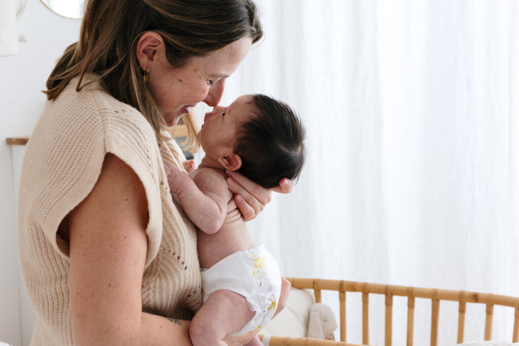 Maman tenant son nouveau-né dans les bras