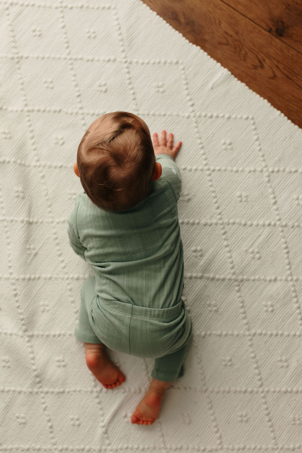 bébé à quatre pattes