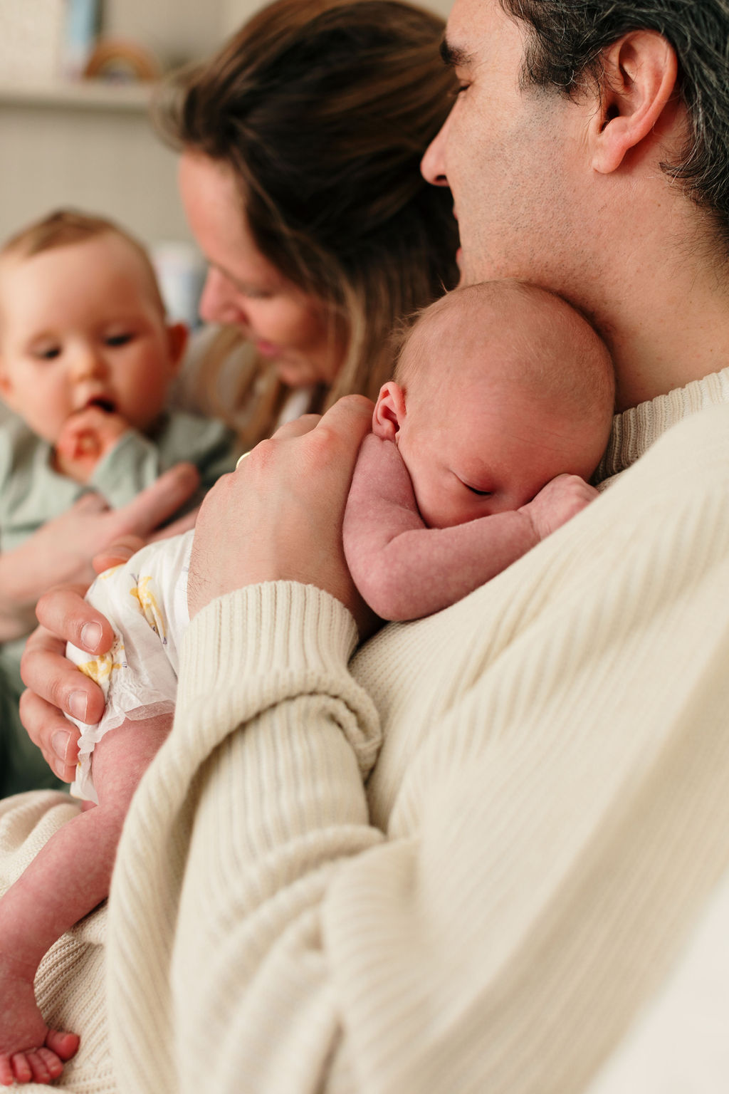 nouveau-né dans les bras de son papa