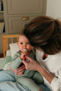 maman donnant un stick Calmosine Sommeil à son bébé