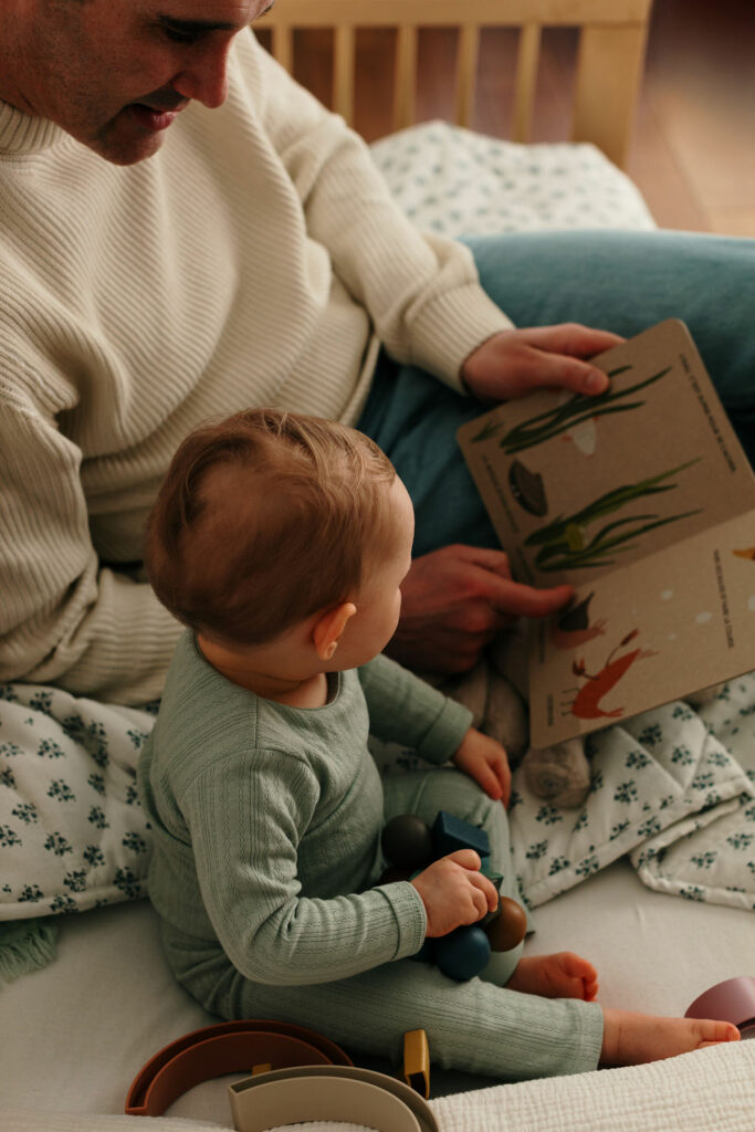 papa qui lit une histoire à son bébé
