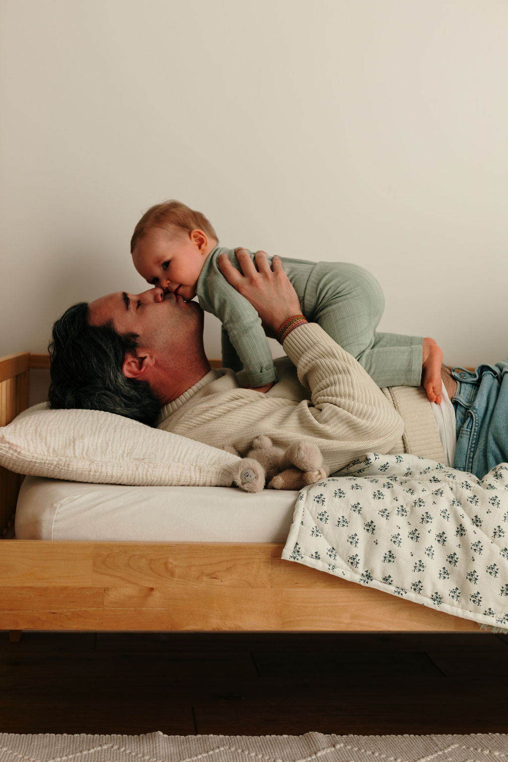 papa avec son bébé dans les bras