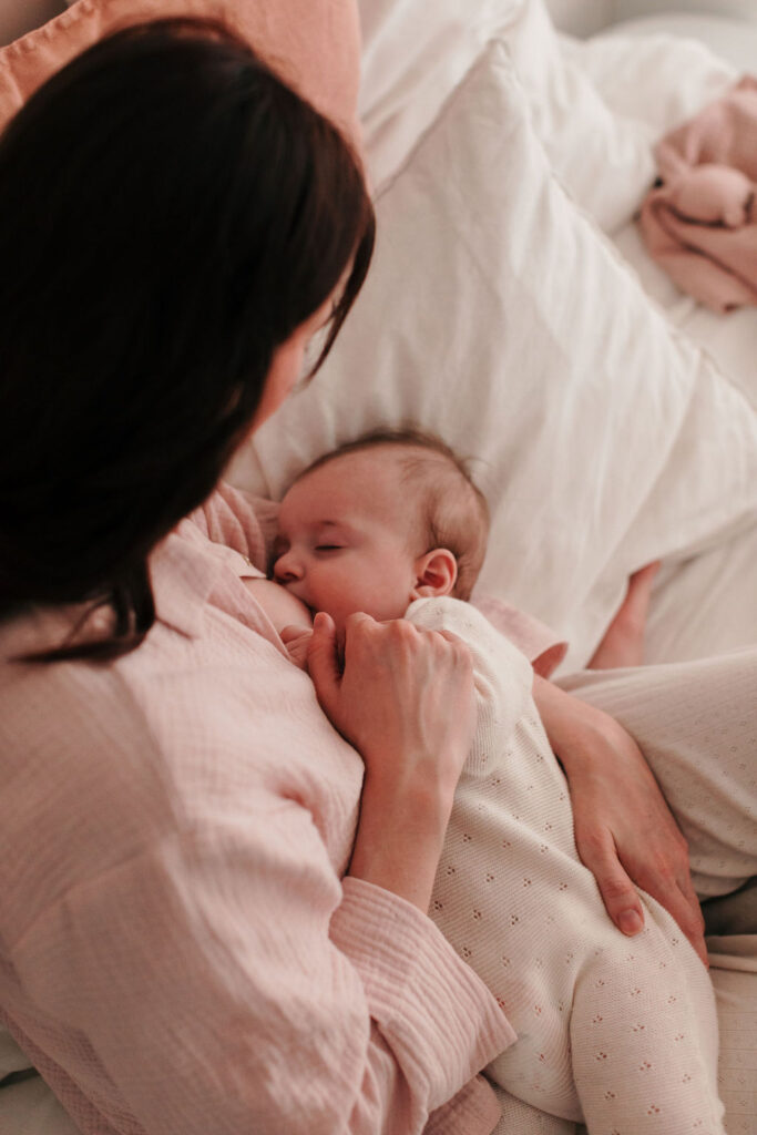 Maman en train d'allaiter son bébé