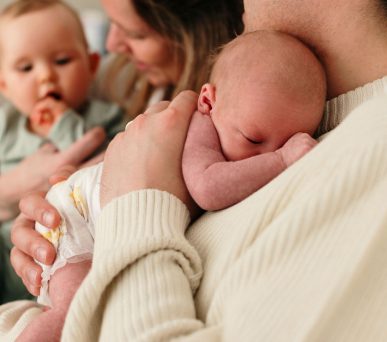 nouveau-né dans les bras de son papa